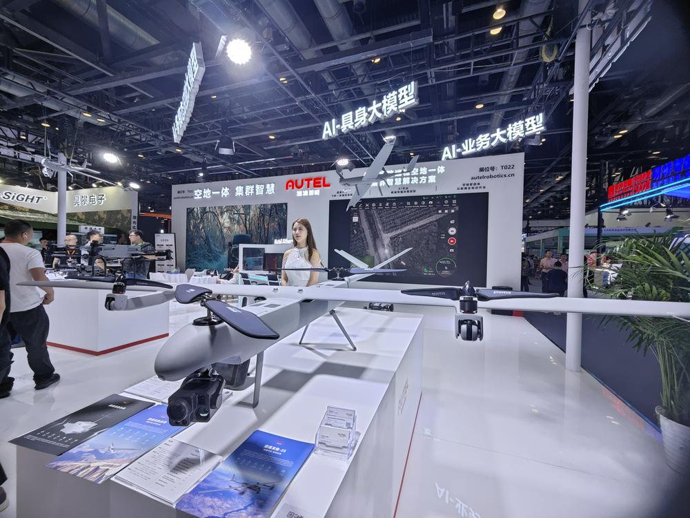 直击北京军博会：eVTOL以水滴机身+折叠机翼拓展应用场景 ，卫星互联网《报告》聚焦低空网络安全